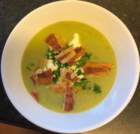 Ærtesuppe med aspargessalat og grøn bruschetta